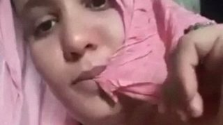 Aunty Desa India Montok Meremas-remas Teteknya Sendiri