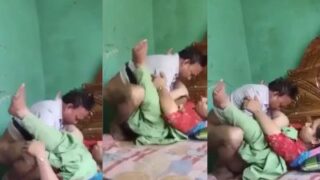 Ibu-ibu Bayar Kontrakan Sama Tuan Tanah Sambil Ngewe Di Ranjang