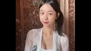 Sindi: Siap Digoyang Bibir Basah.
