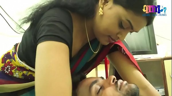 Ibu Rumah Tangga India Main Cinta Sama Programmer, Hot Banget Malam-malam.