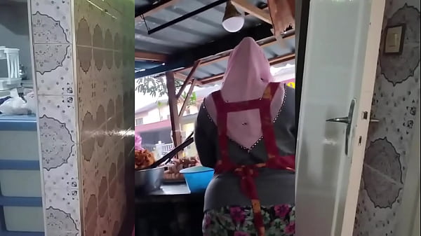 Ibu-ibu Gemuk Montok, Pepek Basah, Siap Digoyang.