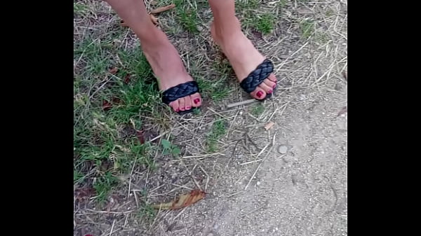 Ibu-ibu Arab Pelacur Dengan Jari Kaki Seksi Dan Sepatu Hak Tinggi Yang Bikin Ngiler.