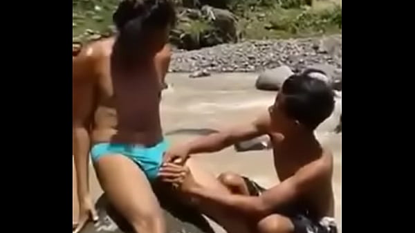 Banjir Di Sini, Bikin Cewek-cewek Basah Kuyup, Pakaian Nempel Di Badan Bikin Makin Menggoda.