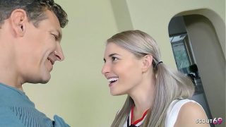 Cewek Cheerleader Rambut Pirang Kecil Montok Ngobrol Dulu Sebelum Digenjot Keras Sama Bapak Tiri, Habis Itu Disemprot Muka Penuh.