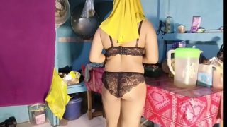 Bu Mertua Masak Pake Bikini, Bikin Dapur Makin Panas Dan Gregetan.