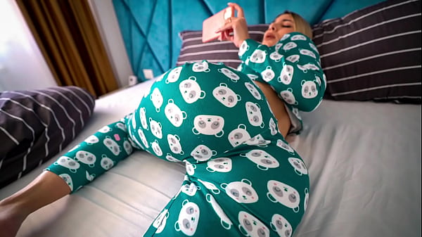 Ibu Tiri Ketahuan Nonton Bokep, Langsung Bantu Sampai Keluar – Minta Dikocok Dalem