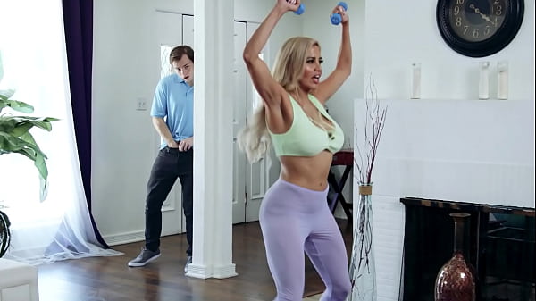 Ngintipin Bokap Tiri Hot Latin Lagi Gym, Bikin Muncrat Banget