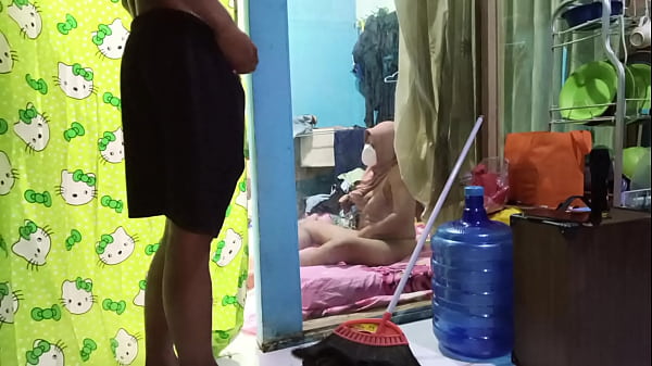 Ngentotin Istri Temen Sambil Dia Colmek Sendiri, Bikin Makin Pengen