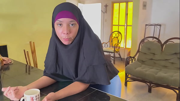 Gila! Ngentot Bareng Madrastra Arab Sambil Mainin Jilbabnya