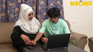 Hijab Cewek Digrebek Bokap Tiri Pas Lagi Colmek