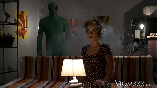 Mama Rumah Tangga Sepi Digoyang Alien Di Malam Halloween, Tembus Sampai Ke Dalam.
