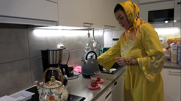 Anak Tiri Sangek Ngentot Ibu Tiri Arab Montok Berhijab, Kontolnya Masuk Dalam-dalam.