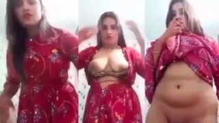Cewek Seksi Buka-bukaan Pamer Tetek Dan Pantat Buat Striptease Pacarnya.