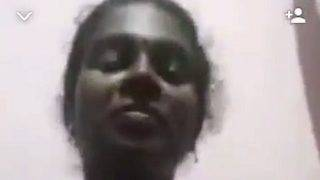 Malayali Ammayi Janaki Buka Blus, Goyangin Dada Basah.