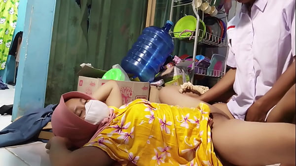 Ajak Ngentot Sama Ibu Tiri Pas Siap-siap Berangkat Sekolah, Bikin Pagi Makin Panas.