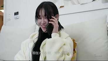 Gadis Korea Yang Tinggal Sendirian Itu Menjebak Si Tukang Servis Di Antara Pahanya Yang Basah.