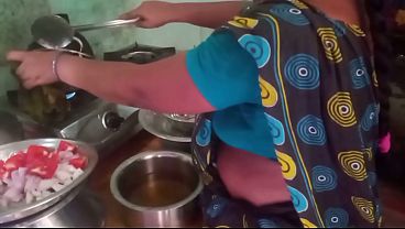 Ibu Rumah Tangga India Masak Seks Sama Pacar, Bumbu Cabe Rawit Dan Peluh Bercampur Di Dapur.