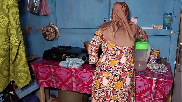Ngentot Istri Temen Yang Lagi Masak, Sambil Bau Minyak Goreng Bikin Makin Bernafsu.