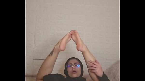 Aksi Nakal Istri Arab, Kaki Mulus Di Balik Niqab Bikin Ngilu