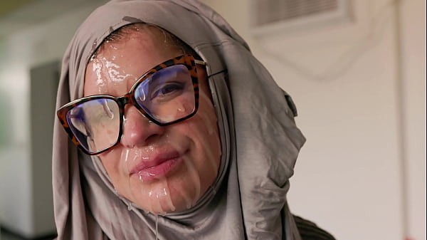 Hijab Cosplay – Si Ibu Amerika Dimuntahin Kontol Sampai Muka Penuh Air Mani