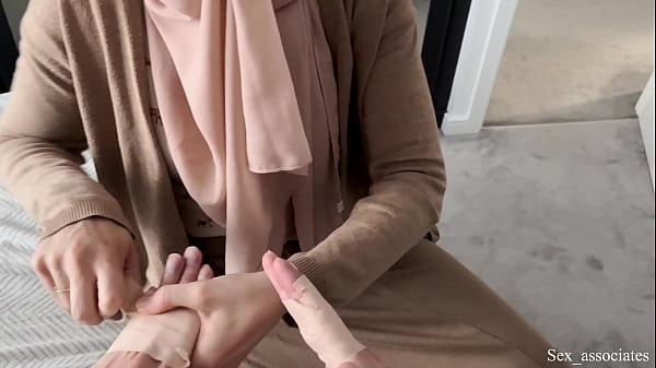 Ibu Tiri Arab Bantu Anaknya Yang Tangan Patah, Tapi Bantuannya Bikin Darah Naik.