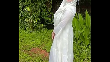 Hijabku Kubuka Sedikit, Pantat Montok Kusodorkan Di Luar