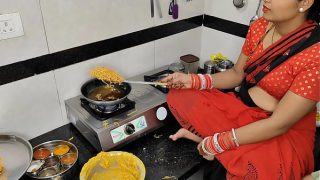 कोमल दिवाली पर नमकीन बना रही थी, देवर ने भाभी को चोद लिया