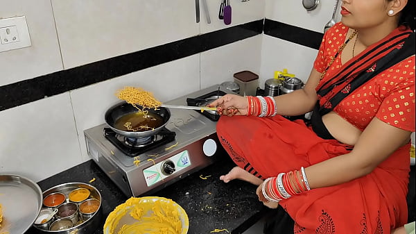 कोमल दिवाली पर नमकीन बना रही थी, देवर ने भाभी को चोद लिया