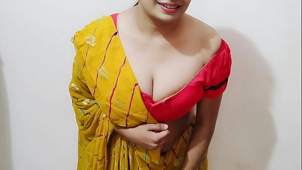 भाभी ने देवर को हाथ हिलाते पकड़ा, फिर अपने गीले चूत में उसका लंड ले लिया (हिंदी आवाज)