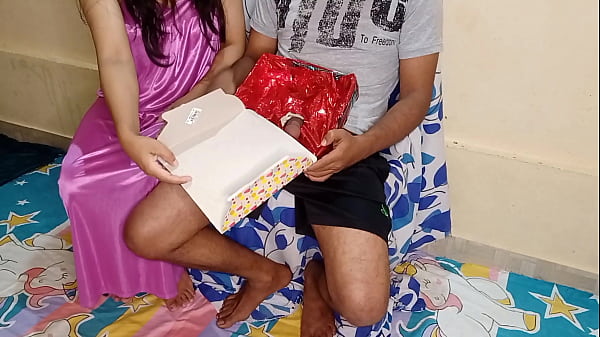 Ibu Tiri India Xxx Dapat Kejutan Kotak Kue Spesial Di Ulang Tahun Dengan Suara Hindi Yang Bikin Basah