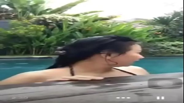 Ngentot Di Kolam Renang Pas Live, Basah Semua.
