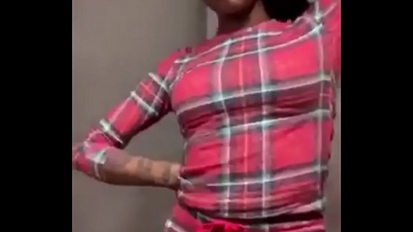 Ngentot, Pantat Montok Asian Doll Goyang-goyang Di Instagram Live Sambil Nyanyi Baru, Bibir Merah Basahnya Ngeluarin Suara Nikmat.
