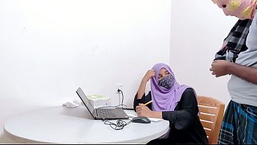 Bankir Hijab Montok Digenjot Petani Desa Perkasa, Ngewe Panas Di Sawah