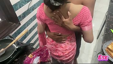 Desi Bhabhi Dapur Panas, Sambil Masak Dia Dibantai Dari Belakang