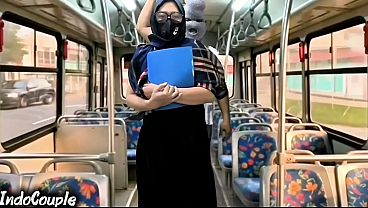 Ibu Muda Jilbab Pulang Kuliah Sendirian Di Bus, Langsung Digaruk Orang Asing.
