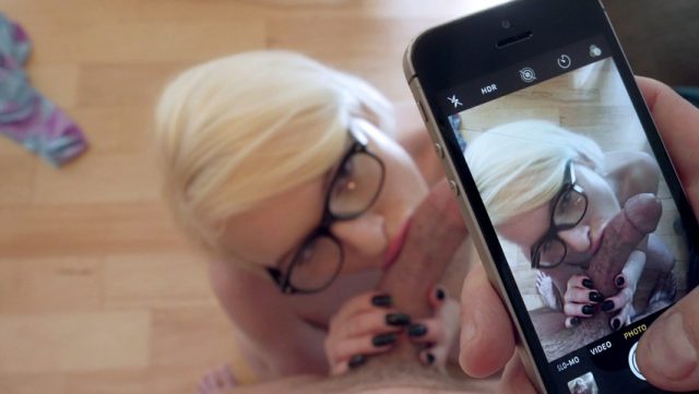Blonde Berkacamata Polos Digebukin Habis-habisan Sama Kontol Gede