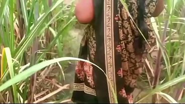Ibu Dan Anak Tiri Ngewe Di Luar Rumah Kampung, Panas Banget.