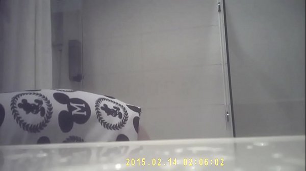 姐姐小奶诗诗偷洗澡被干翻，湿身诱惑太骚了