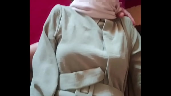 Saudari Tiri Berhijab Digebukin Habis-habisan Pas Hari Raya Lebaran.