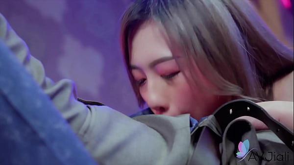 Cewek China Seksi Lin Siyu Lagi Ngentot Sambil Ngewe Keras, Bibirnya Nempel Di Kontol, Goyangannya Bikin Makin Basah.