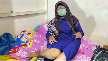 Wanita Berhijab Lagi Mainin Diri Sendiri, Basah Kuyup Nikmatin Sensasi.