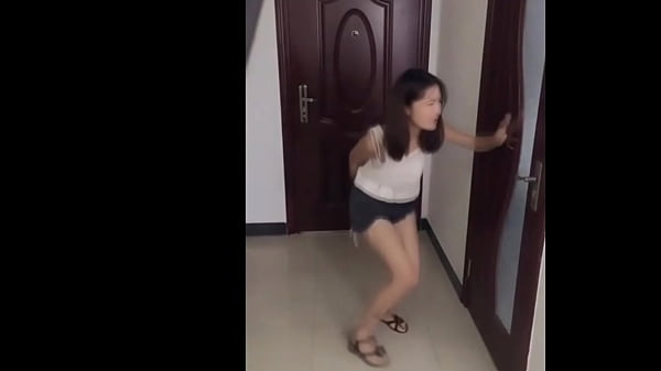 Cewek-cewek China Udah Kebelet Banget Pengen Pipis, Sampe Nahan-nahan Sambil Gelisah.