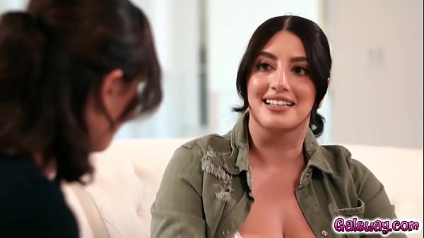 Sarah Arab Memutuskan Untuk Mendatangi Mantan Komandannya Casey Calvert, Dan Mengakui Kalau Dia Ngiler Sama Casey.